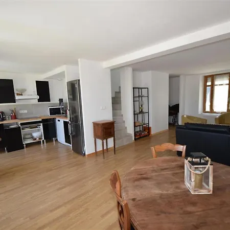- Agreable De 135m² A 450m De La *
