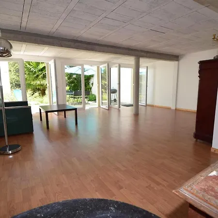 Villa - Agreable De 135m² A 450m De La
